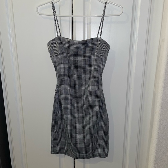 windsor black and white dress 60s Kay mod perfection tent now available on Etsy via link in bio #blackandwhite #mod #moddress #modfashion #spaceagedress #spaceage #kaywindsordress #vintagetentdress #vintagedress #60sdress #60smoddress #60stentdress satin bow detail Care Verona Off-The-Shoulder Bow Back Velvet